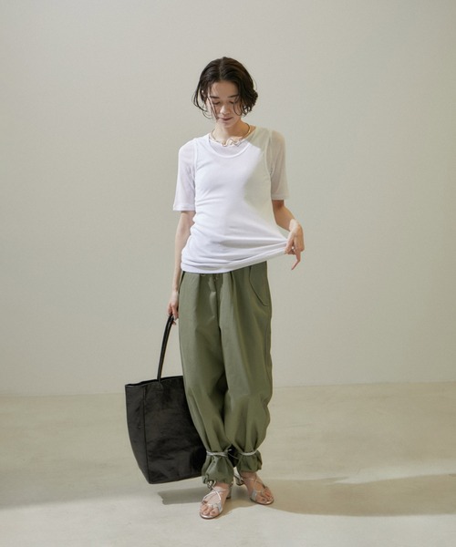SALON adam et rope'(サロン アダム エ ロペ)の「nu=layerジェントルVネックシアーTシャツ(Tシャツ/カットソー・レディース・ホワイト/ライトグレー/ブラック/レッド・FREE)」の17枚目の写真