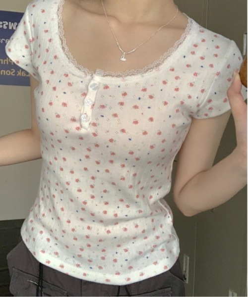 Teem Store(チームストア)の「フラワーヘンリー レース ショート Tシャツ(Tシャツ/カットソー・レディース・ピンク系その他/ブルー/ホワイト系その他2/パープル/ホワイト/ピンク/ホワイト系その他・F)」の4枚目の写真
