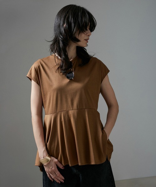 SALON adam et rope'(サロン アダム エ ロペ)の「【WEB限定】フレンチスリーブペプラムTシャツ(Tシャツ/カットソー・レディース・ブラウン/オフホワイト/ブラック・FREE)」の1枚目の写真