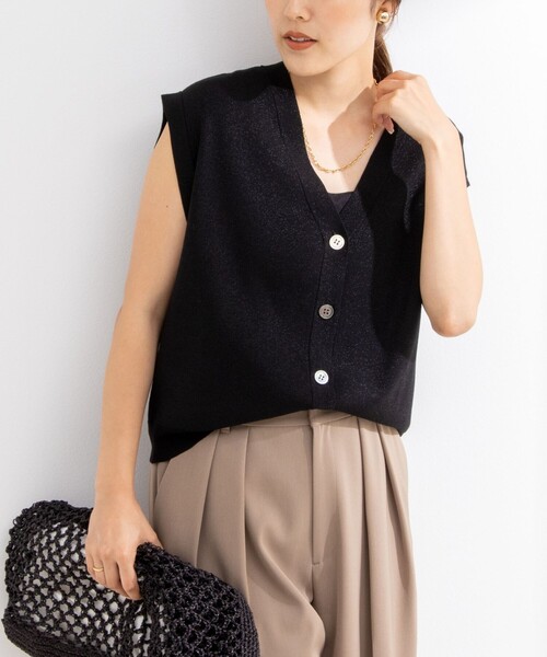 NOLLEY’S Sophi(ノーリーズソフィ)の「《手洗い可能》総針Vネックラメベスト(ベスト・レディース・ベージュ/ブラック/グレー・38)」の2枚目の写真