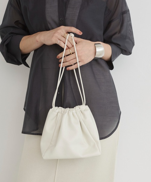 ANGIE(アンジー)の「2WAY巾着ショルダーバッグ メタリック / スパンコール(ショルダーバッグ・レディース・ネイビー系1/アイボリー/ブラック/ブラウン系その他/レッド系1/シルバー/シルバー系1/ゴールド・FREE)」の2枚目の写真