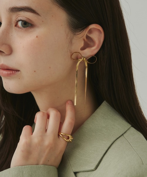 【耳元に大人の甘さ】シャネル レザーチェーンリボンピアス ciite'｜【 金属アレルギー対応 】 チェーンリボンピアス