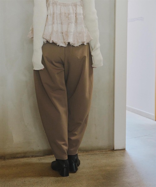 titivate(ティティベイト)の「カーブパンツ(その他パンツ・レディース・ブラウン/ブラック/チャコール・M)」の14枚目の写真