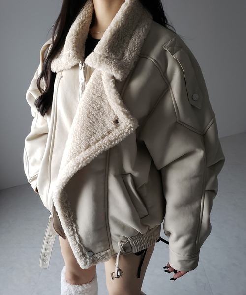 me+em select(ミームセレクト)の「【 2color 】フェイクレザーベルテッドボアムートンジャケット / fake leather belted boa mouton jacket(ムートンコート・レディース・アイボリー/ブラック・FREE)」の19枚目の写真