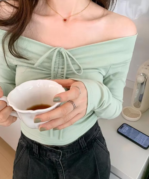 ALTROSE（アルトローズ）の「クロップド ショート丈 フロントリボントップス ギャザー オフショル（Tシャツ/カットソー・レディース・グリーン/ブラック/アイボリー・FREE）」の9枚目の写真