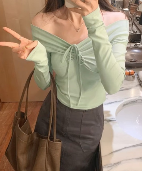 ALTROSE（アルトローズ）の「クロップド ショート丈 フロントリボントップス ギャザー オフショル（Tシャツ/カットソー・レディース・グリーン/ブラック/アイボリー・FREE）」の11枚目の写真