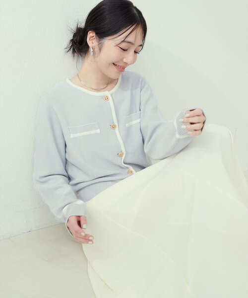 natural couture(ナチュラルクチュール)の「バイカラー金釦カーデ(カーディガン/ボレロ・レディース・オフホワイト/サックスブルー/ブラック/ピンク・FREE)」の4枚目の写真