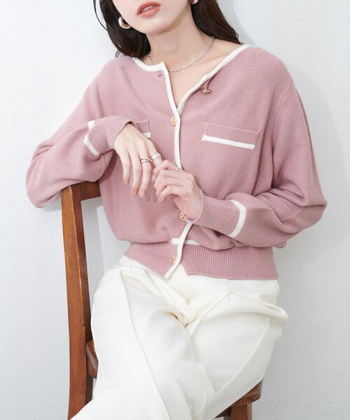 natural couture(ナチュラルクチュール)の「バイカラー金釦カーデ(カーディガン/ボレロ・レディース・オフホワイト/サックスブルー/ブラック/ピンク・FREE)」の2枚目の写真