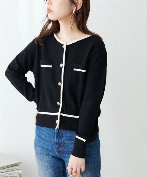 natural couture(ナチュラルクチュール)の「バイカラー金釦カーデ(カーディガン/ボレロ・レディース・オフホワイト/サックスブルー/ブラック/ピンク・FREE)」の1枚目の写真