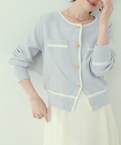 natural couture(ナチュラルクチュール)の「バイカラー金釦カーデ(カーディガン/ボレロ・レディース・オフホワイト/サックスブルー/ブラック/ピンク・FREE)」の12枚目の写真