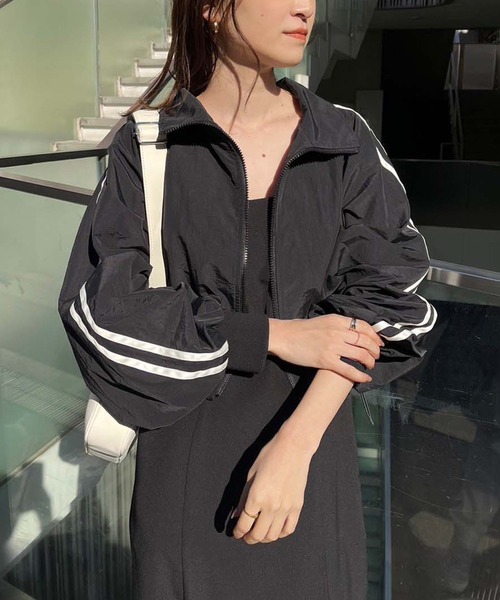 one after another NICE CLAUP（ワンアフターアナザーナイスクラップ）の「サイドラインショートブルゾン【ZOZO限定商品】（ナイロンジャケット・レディース・ブラック/アイボリー・FREE）」の2枚目の写真