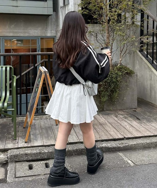 one after another NICE CLAUP（ワンアフターアナザーナイスクラップ）の「サイドラインショートブルゾン【ZOZO限定商品】（ナイロンジャケット・レディース・ブラック/アイボリー・FREE）」の4枚目の写真