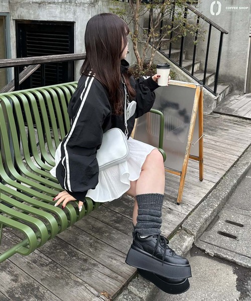 one after another NICE CLAUP（ワンアフターアナザーナイスクラップ）の「サイドラインショートブルゾン【ZOZO限定商品】（ナイロンジャケット・レディース・ブラック/アイボリー・FREE）」の5枚目の写真