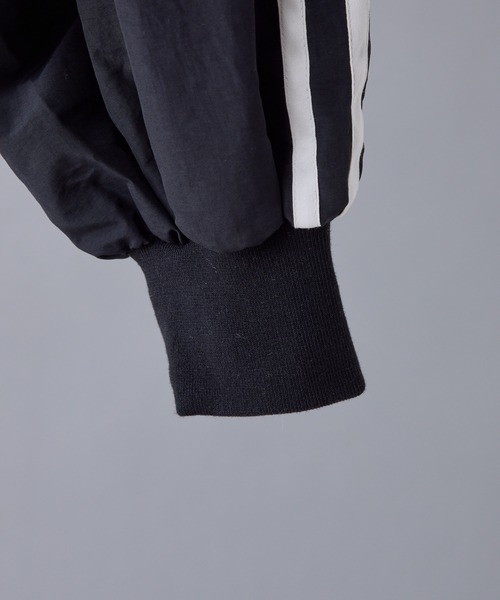 one after another NICE CLAUP（ワンアフターアナザーナイスクラップ）の「サイドラインショートブルゾン【ZOZO限定商品】（ナイロンジャケット・レディース・ブラック/アイボリー・FREE）」の22枚目の写真