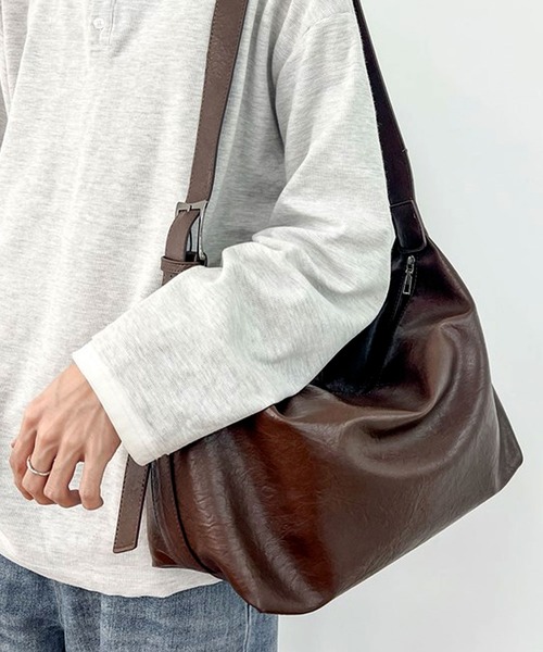 florist（フローリスト）の「【A4収納可・軽量】レザータッチワイドショルダーバッグ（ショルダーバッグ・メンズ・ブラック/モカ・FREE）」の5枚目の写真