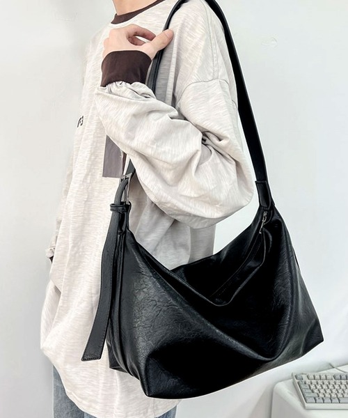 florist（フローリスト）の「【A4収納可・軽量】レザータッチワイドショルダーバッグ（ショルダーバッグ・メンズ・ブラック/モカ・FREE）」の6枚目の写真