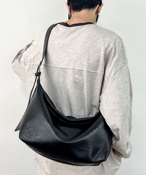 florist（フローリスト）の「【A4収納可・軽量】レザータッチワイドショルダーバッグ（ショルダーバッグ・メンズ・ブラック/モカ・FREE）」の8枚目の写真