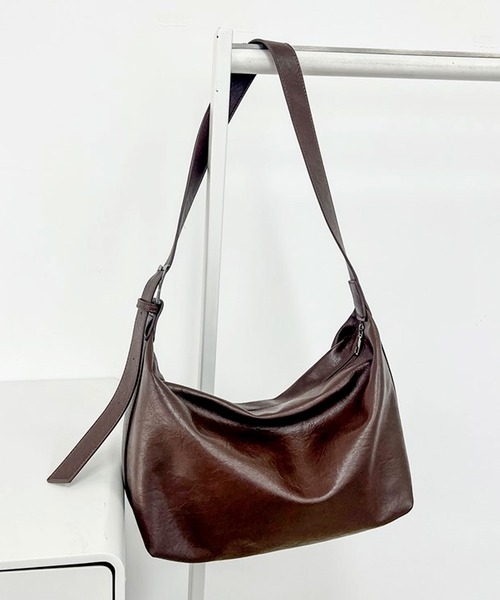 florist（フローリスト）の「【A4収納可・軽量】レザータッチワイドショルダーバッグ（ショルダーバッグ・メンズ・ブラック/モカ・FREE）」の3枚目の写真