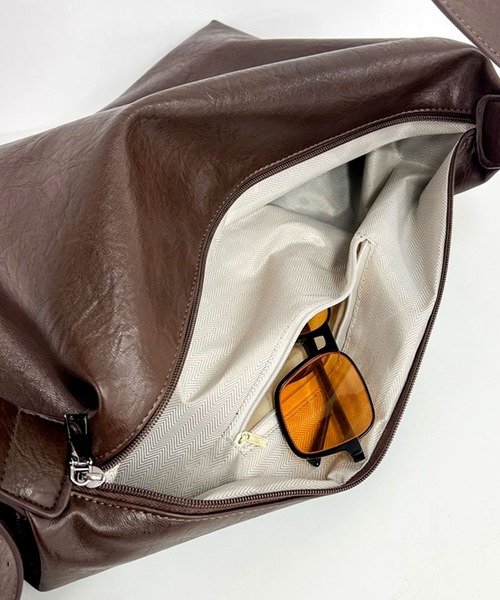 florist（フローリスト）の「【A4収納可・軽量】レザータッチワイドショルダーバッグ（ショルダーバッグ・メンズ・ブラック/モカ・FREE）」の14枚目の写真