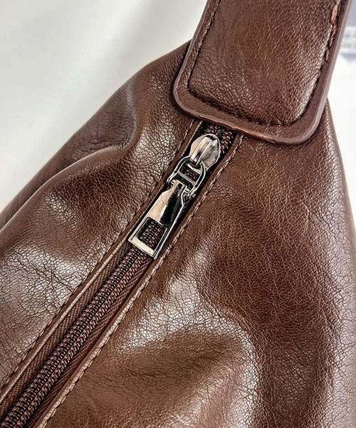 florist（フローリスト）の「【A4収納可・軽量】レザータッチワイドショルダーバッグ（ショルダーバッグ・メンズ・ブラック/モカ・FREE）」の16枚目の写真