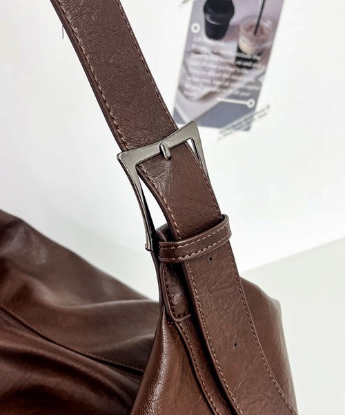 florist（フローリスト）の「【A4収納可・軽量】レザータッチワイドショルダーバッグ（ショルダーバッグ・メンズ・ブラック/モカ・FREE）」の17枚目の写真