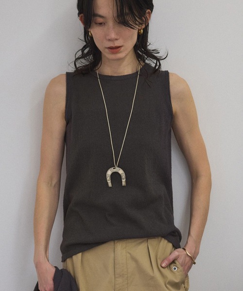 SALON adam et rope'（サロン アダム エ ロペ）の「【WEB限定】ループヤーンノースリーブニットプルオーバー（タンクトップ・レディース・オフホワイト/チャコールグレー/レッド系その他4・FREE）」の2枚目の写真