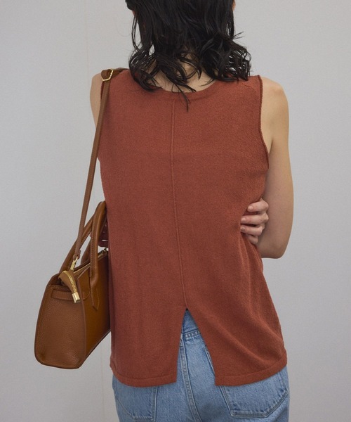 SALON adam et rope'（サロン アダム エ ロペ）の「【WEB限定】ループヤーンノースリーブニットプルオーバー（タンクトップ・レディース・オフホワイト/チャコールグレー/レッド系その他4・FREE）」の3枚目の写真