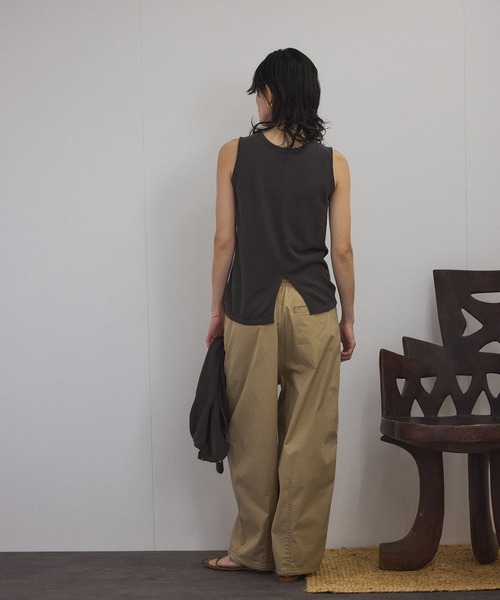 SALON adam et rope'（サロン アダム エ ロペ）の「【WEB限定】ループヤーンノースリーブニットプルオーバー（タンクトップ・レディース・オフホワイト/チャコールグレー/レッド系その他4・FREE）」の5枚目の写真