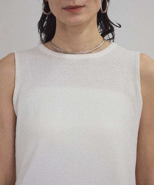 SALON adam et rope'（サロン アダム エ ロペ）の「【WEB限定】ループヤーンノースリーブニットプルオーバー（タンクトップ・レディース・オフホワイト/チャコールグレー/レッド系その他4・FREE）」の15枚目の写真