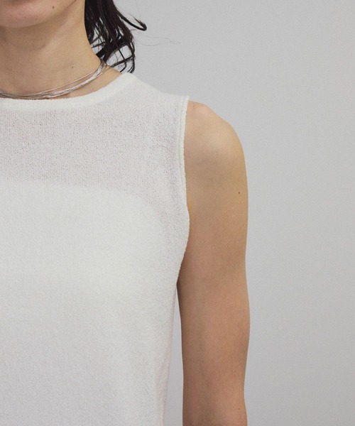 SALON adam et rope'（サロン アダム エ ロペ）の「【WEB限定】ループヤーンノースリーブニットプルオーバー（タンクトップ・レディース・オフホワイト/チャコールグレー/レッド系その他4・FREE）」の16枚目の写真