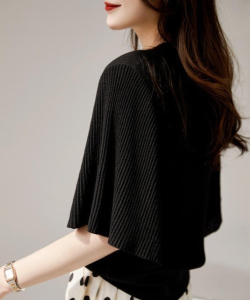 maison de LATIR(メゾンドラティール)の「ひらっと広がるボリュームスリーブ夏服。上品半袖サマーニット(シャツ/ブラウス・レディース・ブラック/ベージュ・ONESIZE)」の3枚目の写真