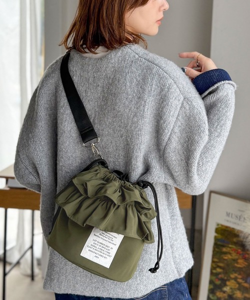 Java(ジャバ)の「《JaVaジャバ コラボ》可愛いだけじゃない、頼れる相棒。2wayフリルショルダーバッグ(ショルダーバッグ・レディース・カーキ/ブラック・ONE SIZE)」の2枚目の写真