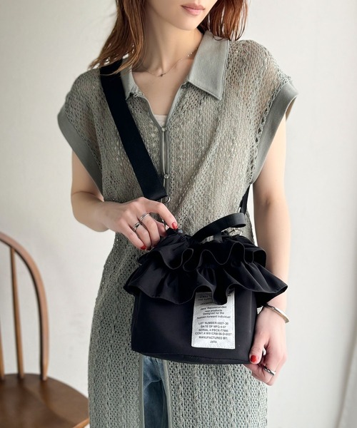 Java(ジャバ)の「《JaVaジャバ コラボ》可愛いだけじゃない、頼れる相棒。2wayフリルショルダーバッグ(ショルダーバッグ・レディース・カーキ/ブラック・ONE SIZE)」の11枚目の写真