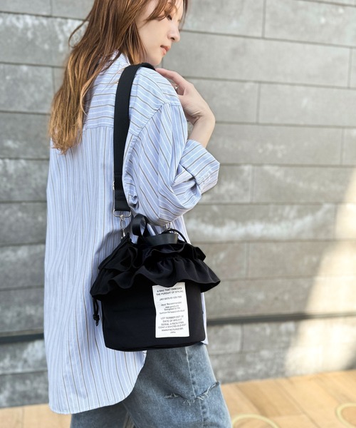 Java(ジャバ)の「《JaVaジャバ コラボ》可愛いだけじゃない、頼れる相棒。2wayフリルショルダーバッグ(ショルダーバッグ・レディース・カーキ/ブラック・ONE SIZE)」の3枚目の写真