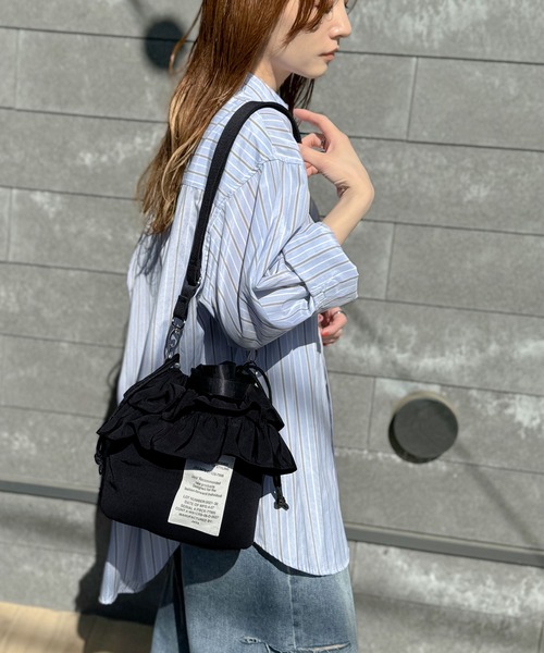 Java(ジャバ)の「《JaVaジャバ コラボ》可愛いだけじゃない、頼れる相棒。2wayフリルショルダーバッグ(ショルダーバッグ・レディース・カーキ/ブラック・ONE SIZE)」の5枚目の写真