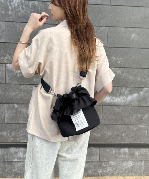 Java(ジャバ)の「《JaVaジャバ コラボ》可愛いだけじゃない、頼れる相棒。2wayフリルショルダーバッグ(ショルダーバッグ・レディース・カーキ/ブラック・ONE SIZE)」の6枚目の写真