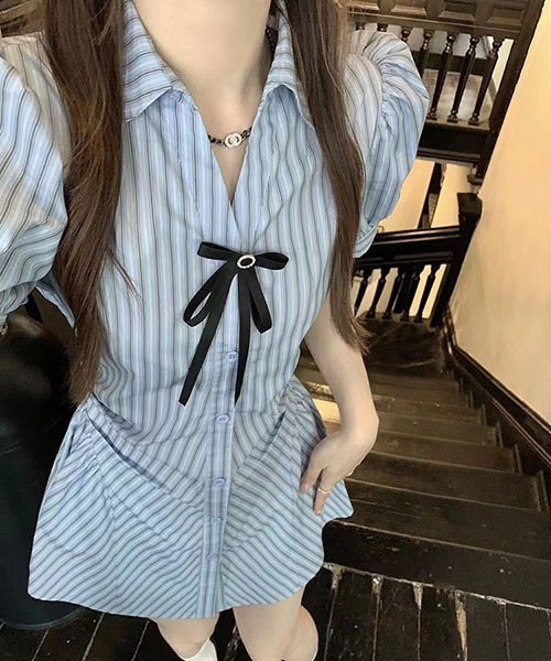 gossip！ロサンゼルス（ゴシップロサンゼルス）の「学院風 水色ストライプ パフスリーブシャツワンピース ショートパンツ付き 2 点セット リボン付き スリム ミニ丈 夏服（ワンピース・レディース・ブルー・M/S）」の2枚目の写真