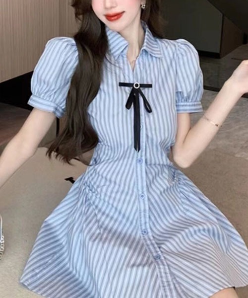 gossip！ロサンゼルス（ゴシップロサンゼルス）の「学院風 水色ストライプ パフスリーブシャツワンピース ショートパンツ付き 2 点セット リボン付き スリム ミニ丈 夏服（ワンピース・レディース・ブルー・M/S）」の4枚目の写真