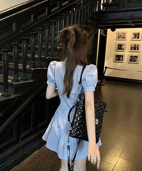 gossip！ロサンゼルス（ゴシップロサンゼルス）の「学院風 水色ストライプ パフスリーブシャツワンピース ショートパンツ付き 2 点セット リボン付き スリム ミニ丈 夏服（ワンピース・レディース・ブルー・M/S）」の8枚目の写真