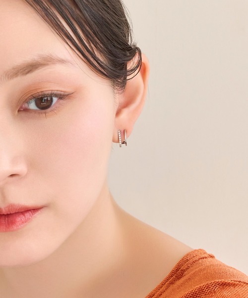 Phoebe(フィービィー)の「【金属アレルギー対応】メタル×ビジュー2ラインピアス/サージカルステンレス/存在感◎(ピアス(両耳用)・レディース・イエローゴールド/シルバー・FREE)」の11枚目の写真