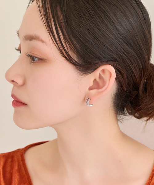 Phoebe(フィービィー)の「【金属アレルギー対応】メタル×ビジュー2ラインピアス/サージカルステンレス/存在感◎(ピアス(両耳用)・レディース・イエローゴールド/シルバー・FREE)」の12枚目の写真
