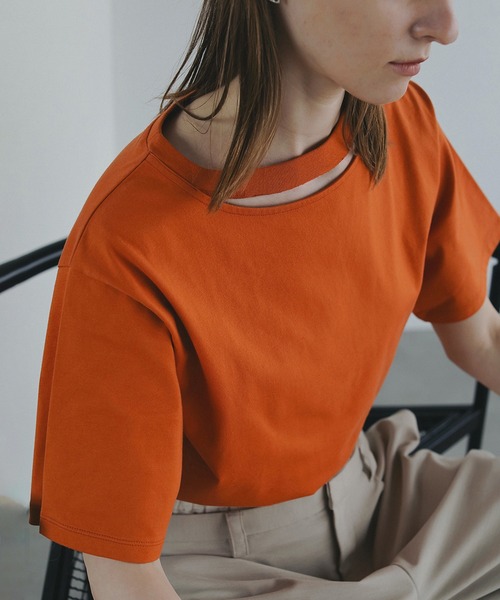 MANOF(マノフ)の「SLIT NECK CUT TOPS(Tシャツ/カットソー・レディース・ホワイト/オレンジ/ブラック・FREE)」の3枚目の写真