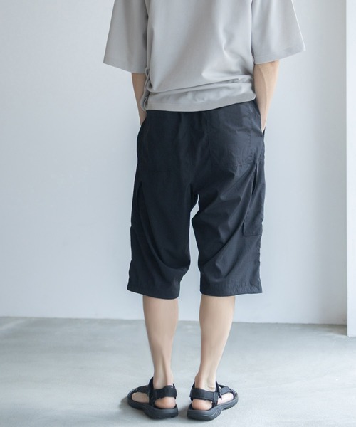 NAVY（ネイビー）の「【ポリ高弾力クロス素材を使用 裾のドローコードで好みのシルエットにスタイリング♪】NAVY 7分丈カーゴパンツ（カーゴパンツ・メンズ・チャコールグレー/ブラック・M/L/XL）」の4枚目の写真