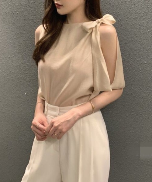 FREE STYLISTS(フリー スタイリスト)の「YUGA_YGMC Shoulder ribbon pullover top(シャツ/ブラウス・レディース・ブラック/オフホワイト/ベージュ・FREE)」の1枚目の写真