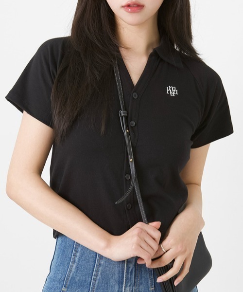muahmuah（ムーアムーア）の「A'GEM/9 × .kom 『muah muah/ムーアムーア』OPEN COLLAL LOGO HALF CARDIGAN/オープンカラーロゴ ハーフカーディガン（カーディガン/ボレロ・レディース・ホワイト/ネイビー/イエロー/ブラック・FREE）」の2枚目の写真