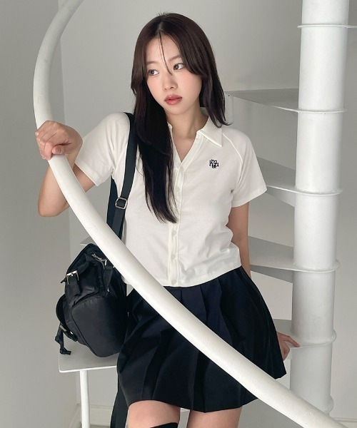 muahmuah（ムーアムーア）の「A'GEM/9 × .kom 『muah muah/ムーアムーア』OPEN COLLAL LOGO HALF CARDIGAN/オープンカラーロゴ ハーフカーディガン（カーディガン/ボレロ・レディース・ホワイト/ネイビー/イエロー/ブラック・FREE）」の7枚目の写真