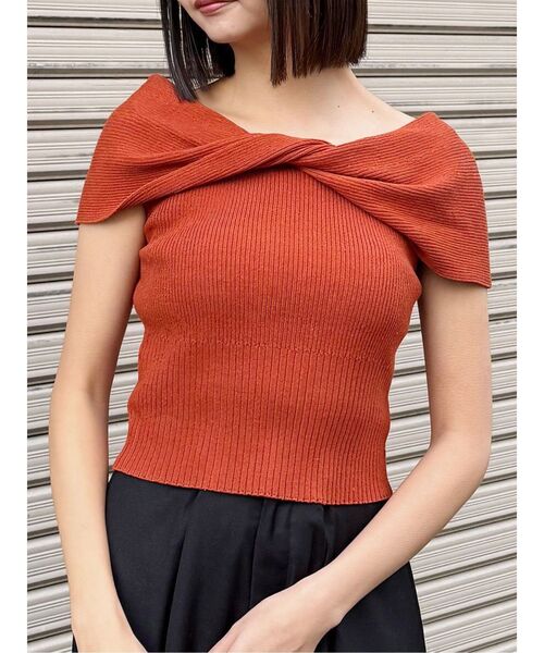 MURUA（ムルーア）の「オフショルダーツイストニット（ニット/セーター・レディース・オレンジ/ブラック・FREE）」の2枚目の写真