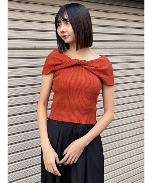 MURUA（ムルーア）の「オフショルダーツイストニット（ニット/セーター・レディース・オレンジ/ブラック・FREE）」の3枚目の写真