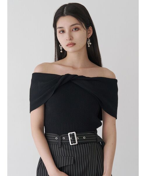 MURUA（ムルーア）の「オフショルダーツイストニット（ニット/セーター・レディース・オレンジ/ブラック・FREE）」の4枚目の写真