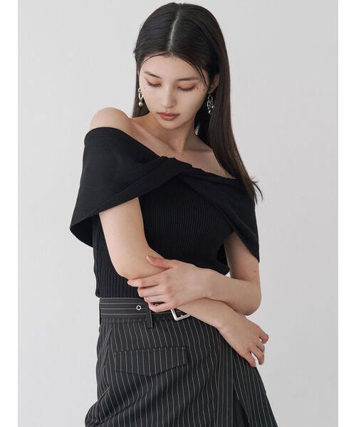 MURUA（ムルーア）の「オフショルダーツイストニット（ニット/セーター・レディース・オレンジ/ブラック・FREE）」の5枚目の写真